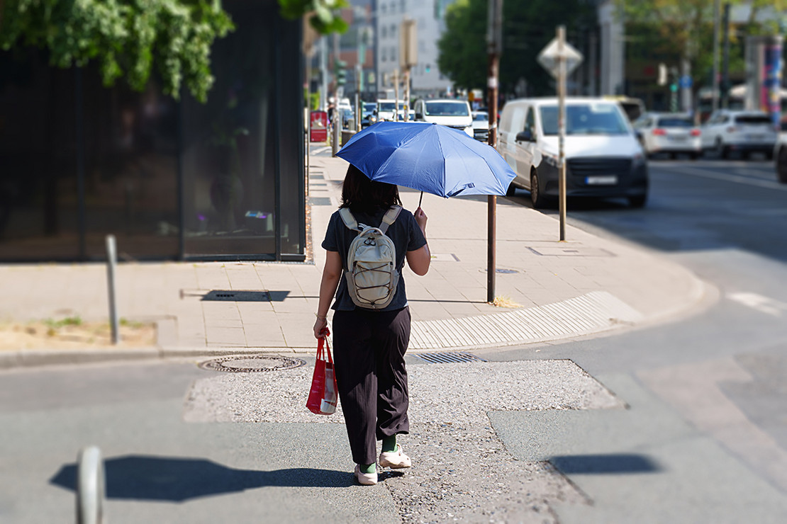 Frau hält Schirm über ihren Kopf