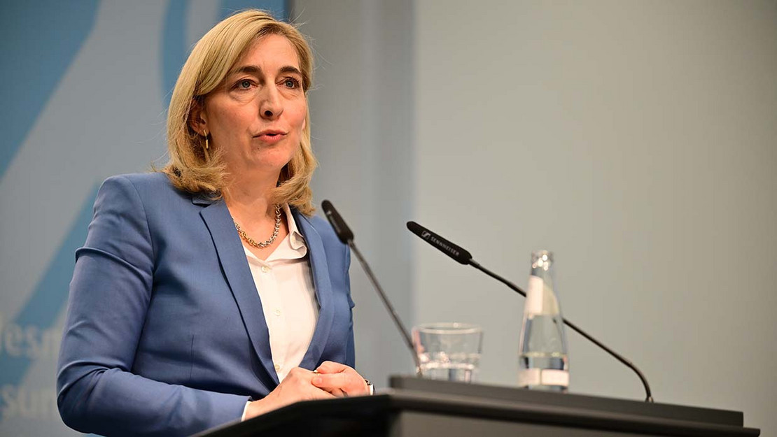 Bundesgesundheitsministerin Nina Warken spricht am Rednerpult.