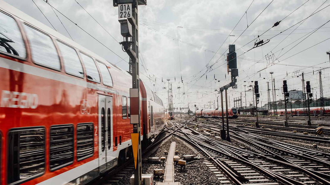 Regionalzug fährt auf der Scheine auf eine Weiche zu. 