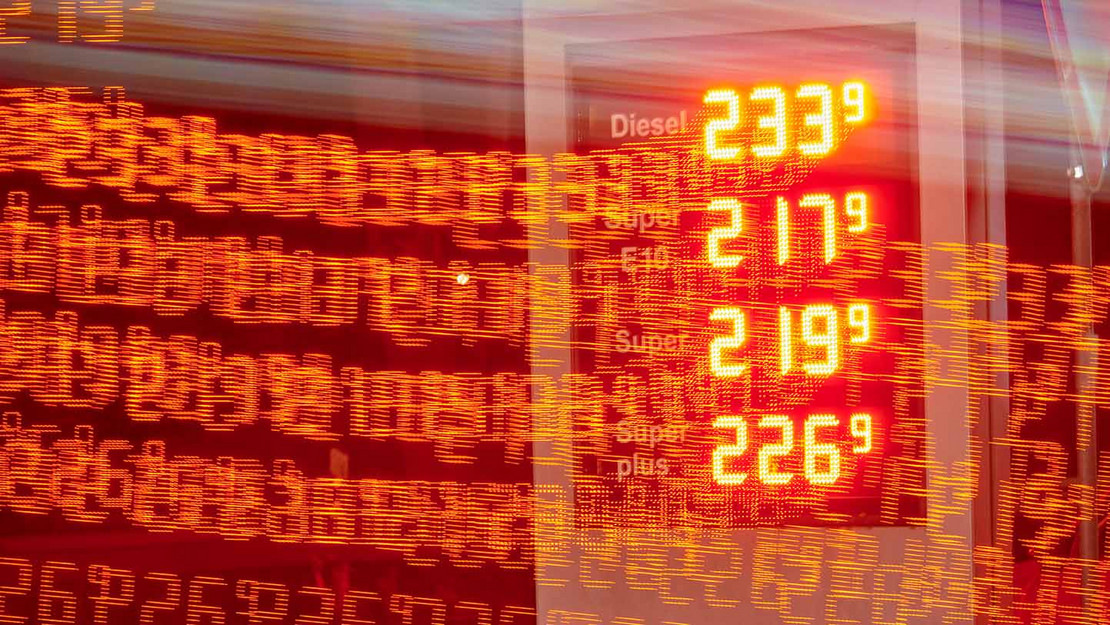 Hohe Benzin-und Dieselpreise zwischen 2,17 Euro und 2,33 Euro auf der Anzeigetafel einer Tankstelle. 