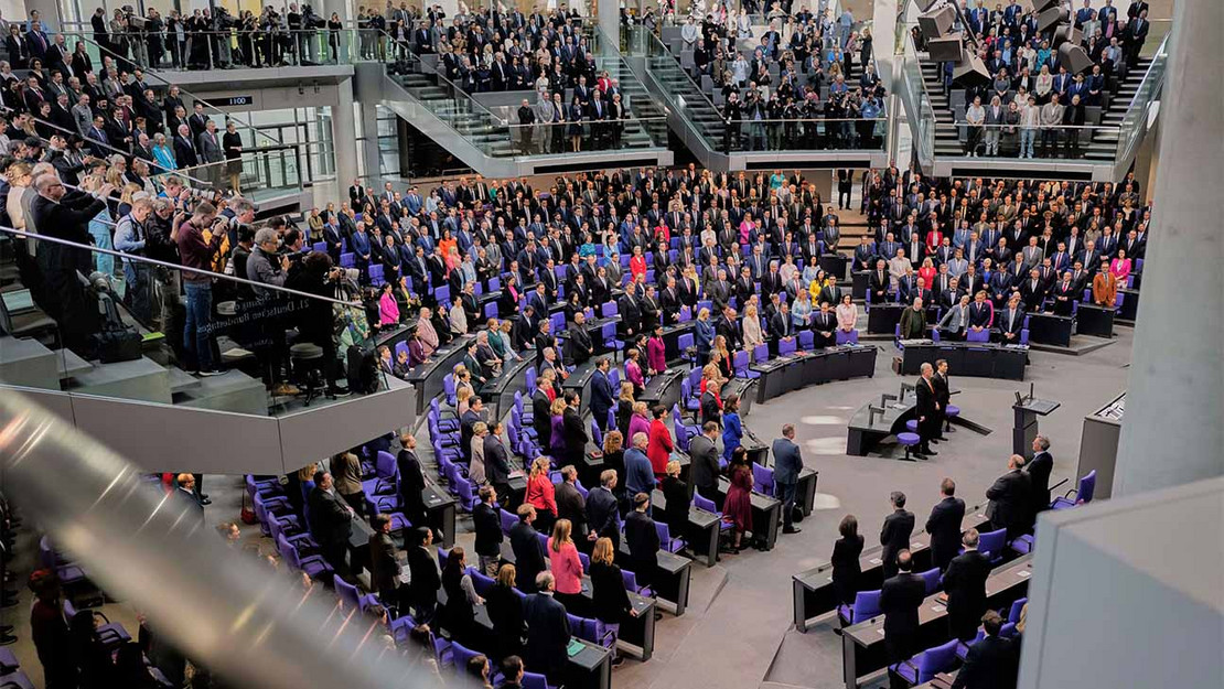 Voll besetzter Plenarsaal und Besucherplätze im Deutschen Bundestag. 