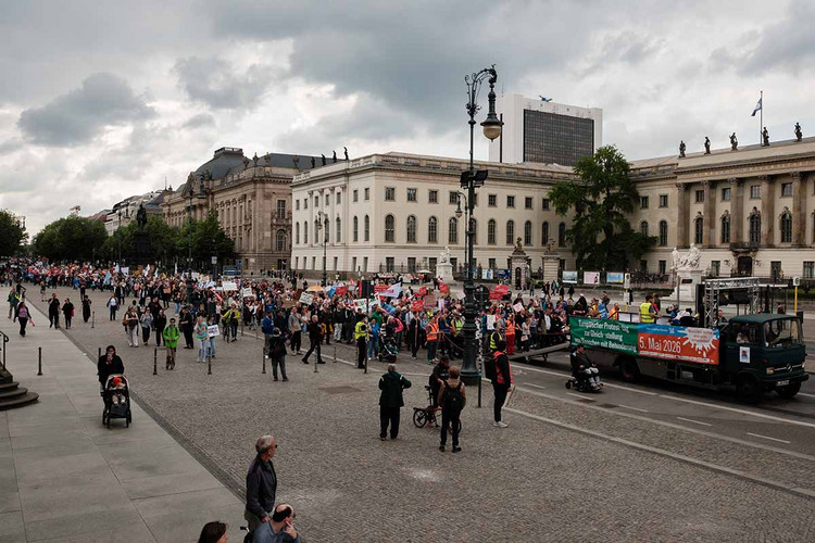 "Unter den Linden" in Berlin, voller Menschen. 
