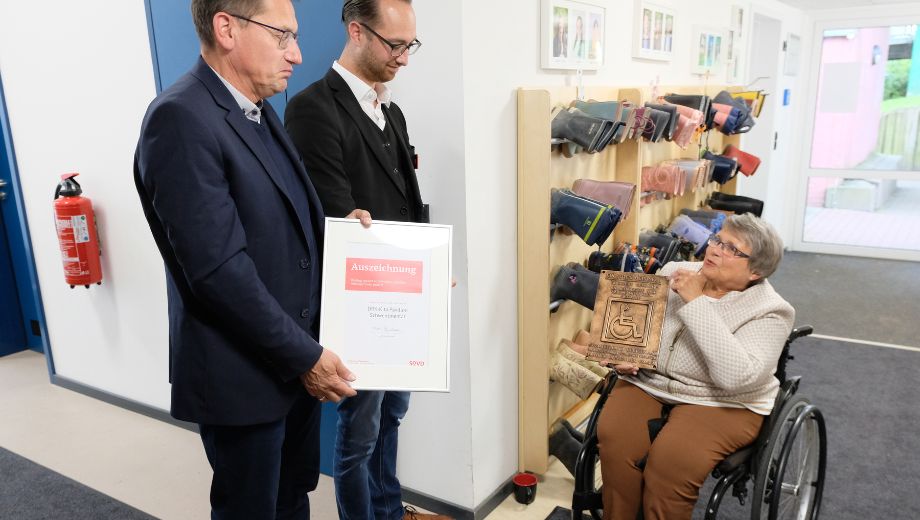 Kirsten Grundmann (rechts) übergibt das SoVD-Gütesiegel an Thomas Haß (links), Bürgermeister von Schwentinental, und den Leiter der DRK-Kita "Pavillon", Sebastian Runde Kirsten Grundmann (rechts) übergibt das SoVD-Gütesiegel an Thomas Haß (links), Bürgermeister von Schwentinental, und den Leiter der DRK-Kita "Pavillon", Sebastian Runde